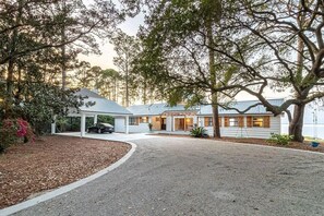 Exterior - A hidden secret. Escape the crowds, not the view! Bayfront oasis with boathouse. (Santa Rosa Beach)