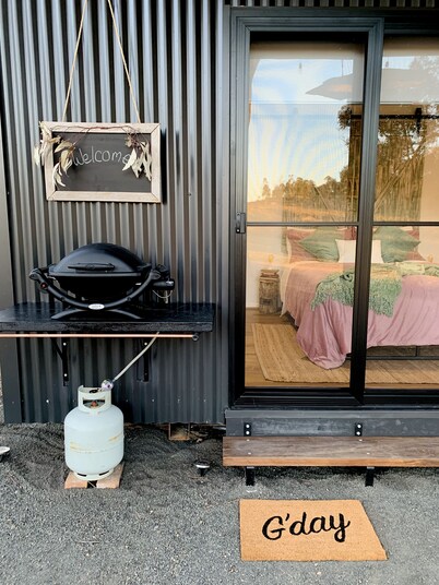 Wake with the Kangaroos: Sunrise Cabin Escape in Mudgee