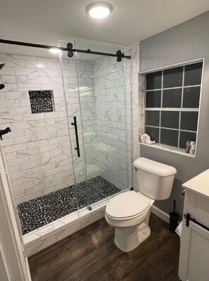 Hair dryer, towels, soap, toilet paper - Tiny Farmhouse (Mt. Juliet)