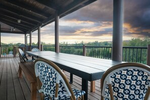 Outdoor dining - LogCabin-15 min Bardstown Pool (Bloomfield)