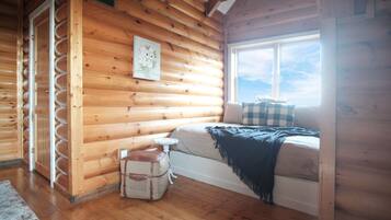 6 bedrooms, iron/ironing board, free WiFi, bed sheets