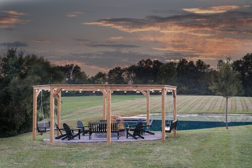 Bourbon Trail Cabin, Game Room, Hot Tub, Fire Pit