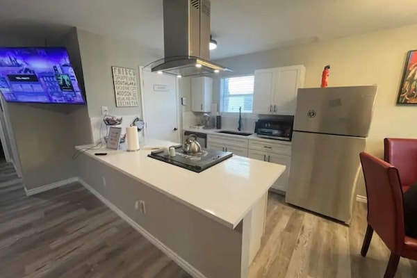 Geladeira, micro-ondas, fogão, cooktop