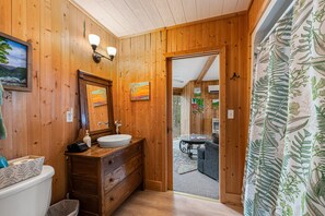 Bañera con ducha, secador de pelo, toallas