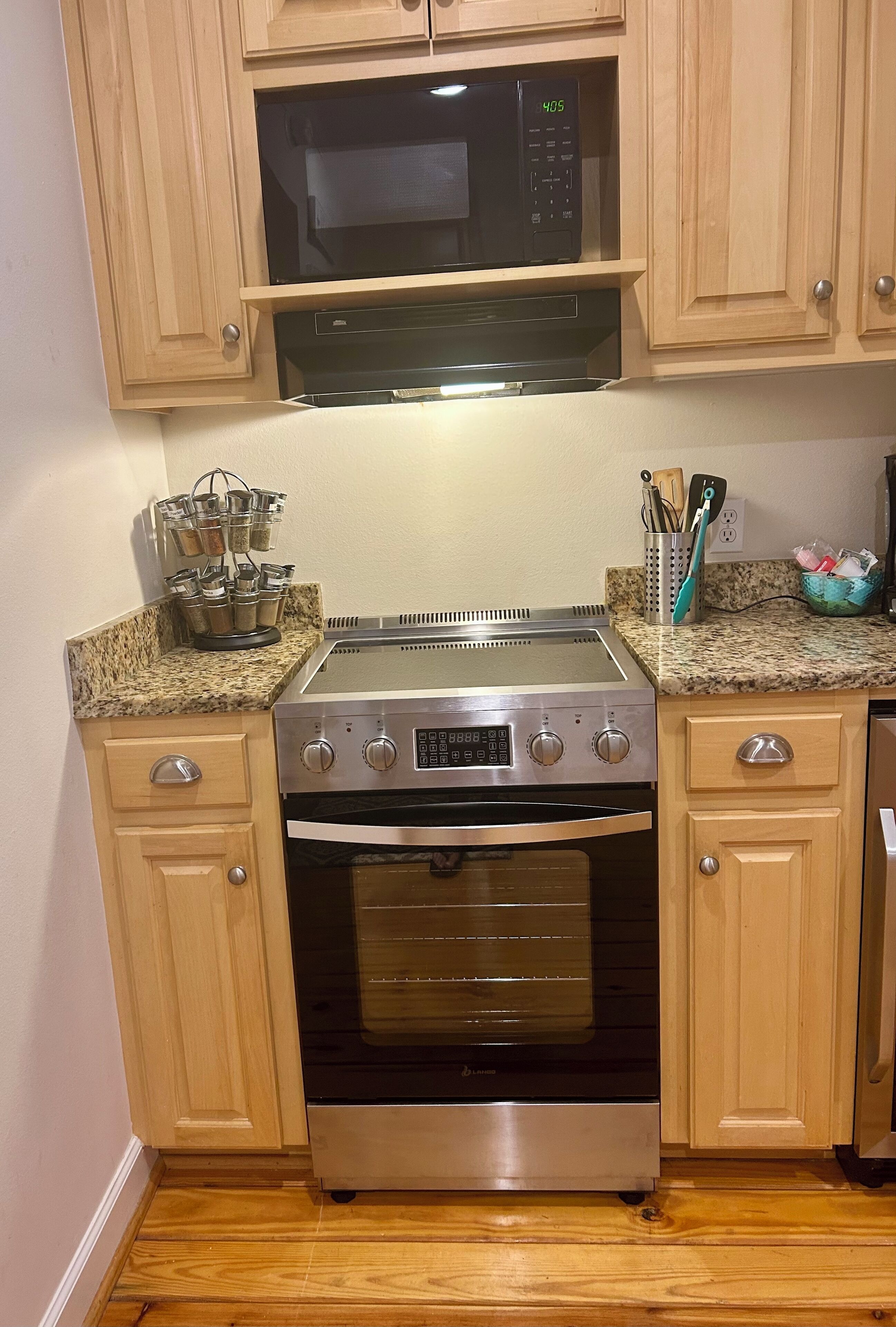 Frigorifero, microonde, forno, piano cottura