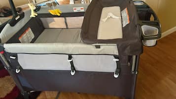 1 slaapkamer, een bureau, een strijkplank/strijkijzer, reisbedje