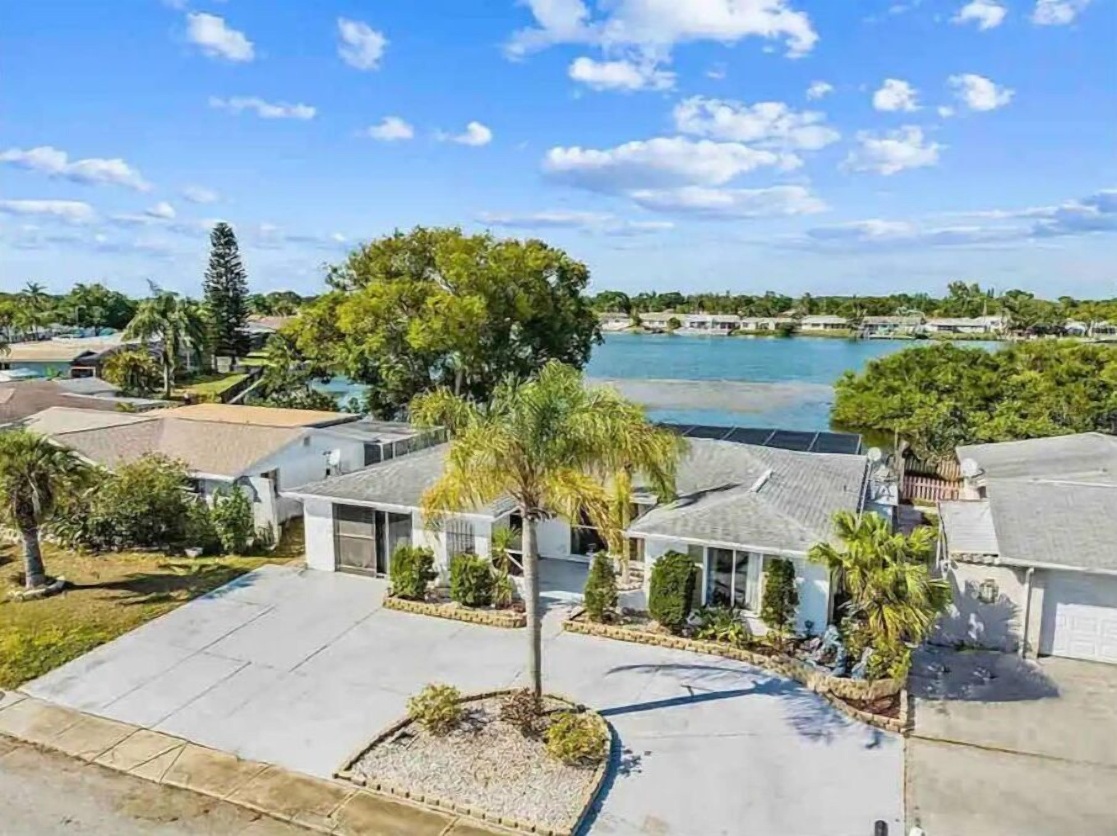Stunning  Lakefront & Heated pool 