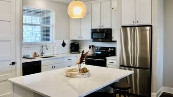 Réfrigérateur, micro-ondes, four, plaque de cuisson