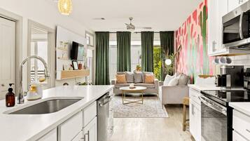 Geladeira, micro-ondas, fogão, cooktop