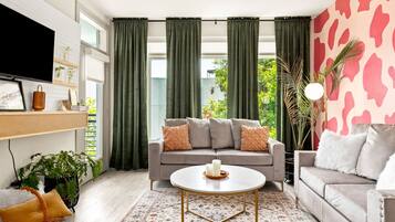 Een smart-tv en een open haard