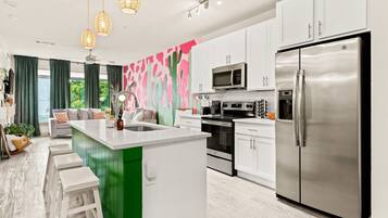 Réfrigérateur, micro-ondes, four, plaque de cuisson