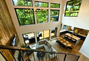 Een smart-tv, een open haard en tafelvoetbal