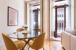 Dining - VIVA  Liberty  3 1 0 (Porto)
