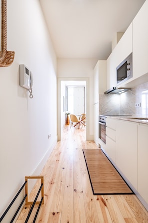 Réfrigérateur, four à micro-ondes, un four, surface de cuisson