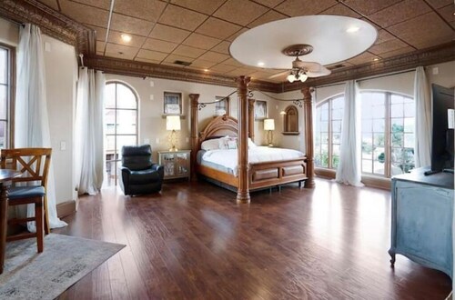 Amazing Spacious Castle House!