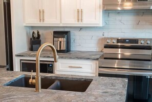 Fridge, microwave, oven, stovetop - The Kennedy Suite C (Huntsville)