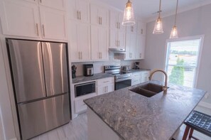 Fridge, microwave, oven, stovetop - The Kennedy Suite C (Huntsville)