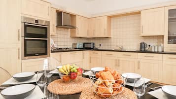 Cottage | Private kitchen | Fridge, dishwasher, electric kettle, toaster