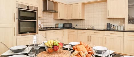 Cottage | Private kitchen | Fridge, dishwasher, electric kettle, toaster