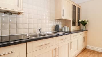 Cottage | Private kitchen | Fridge, dishwasher, electric kettle, toaster