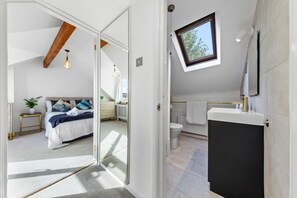 Secador de cabelo, toalhas de banho, sabonete, shampoo