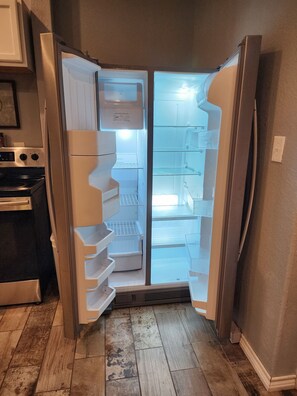 Luxury Room | Private kitchen | Coffee/tea maker, dining tables - Villa Luna Hotel (Eagle Pass)