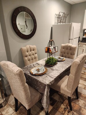 Luxury Room | In-room dining - Villa Luna Hotel (Eagle Pass)