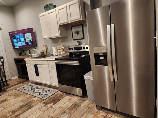 Luxury Room | Private kitchen | Coffee/tea maker, dining tables - Villa Luna Hotel (Eagle Pass)