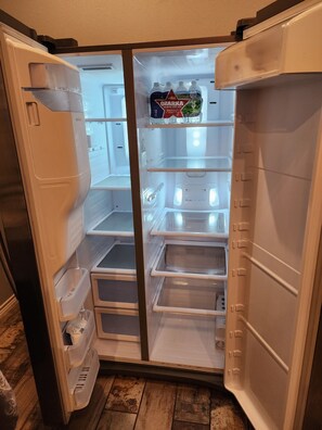 Luxury Room | Private kitchen | Coffee/tea maker, dining tables - Villa Luna Hotel (Eagle Pass)