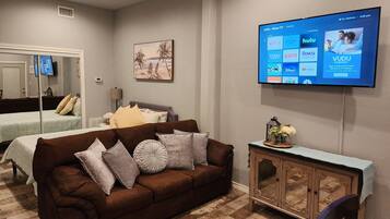 Chambre Luxe | Coin séjour | Télévision LED de 55 pouces avec chaßnes par cùble, Netflix, Hulu