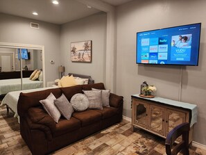 Luxury Room | Living area | 55-inch LED TV with cable channels, Netflix, Hulu - Villa Luna Hotel (Eagle Pass)
