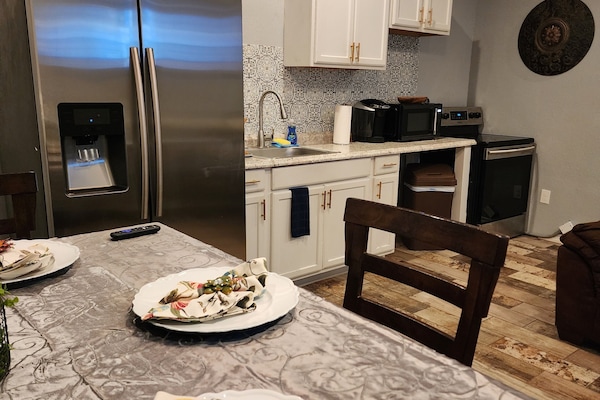 Chambre Luxe | Cuisine privée | Cafetière/bouilloire, tables à manger