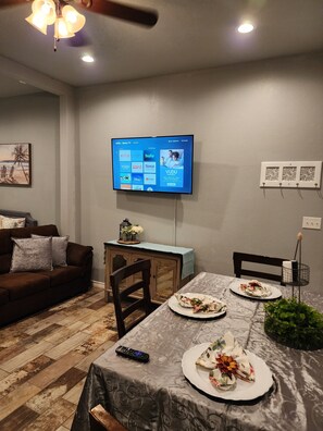 Luxury Room | In-room dining - Villa Luna Hotel (Eagle Pass)