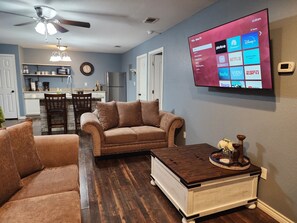 Luxury Double Room | Living area - Villa Luna Hotel (Eagle Pass)