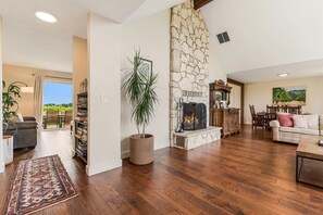 Smart TV, fireplace