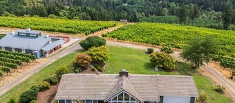 Stunning New Listing - Beckham Estate Vineyard Guesthouse