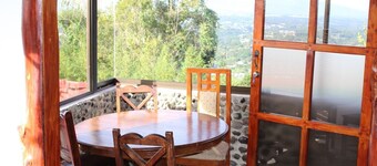 2 Double beds, kitchen and Living room 20 min Alajuela airport. Best views!