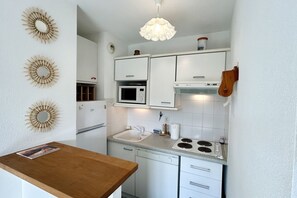 Microwave, coffee/tea maker, toaster, high chair - Appartement de Rêve Avec Vue sur la Baie de Somme - Idéal Pour 4 Personnes (Le Crotoy)
