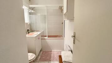 Ensemble douche/baignoire, sĂšche-cheveux, serviettes fournies