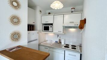 Een microgolfoven, een koffiezetapparaat/waterkoker, een broodrooster