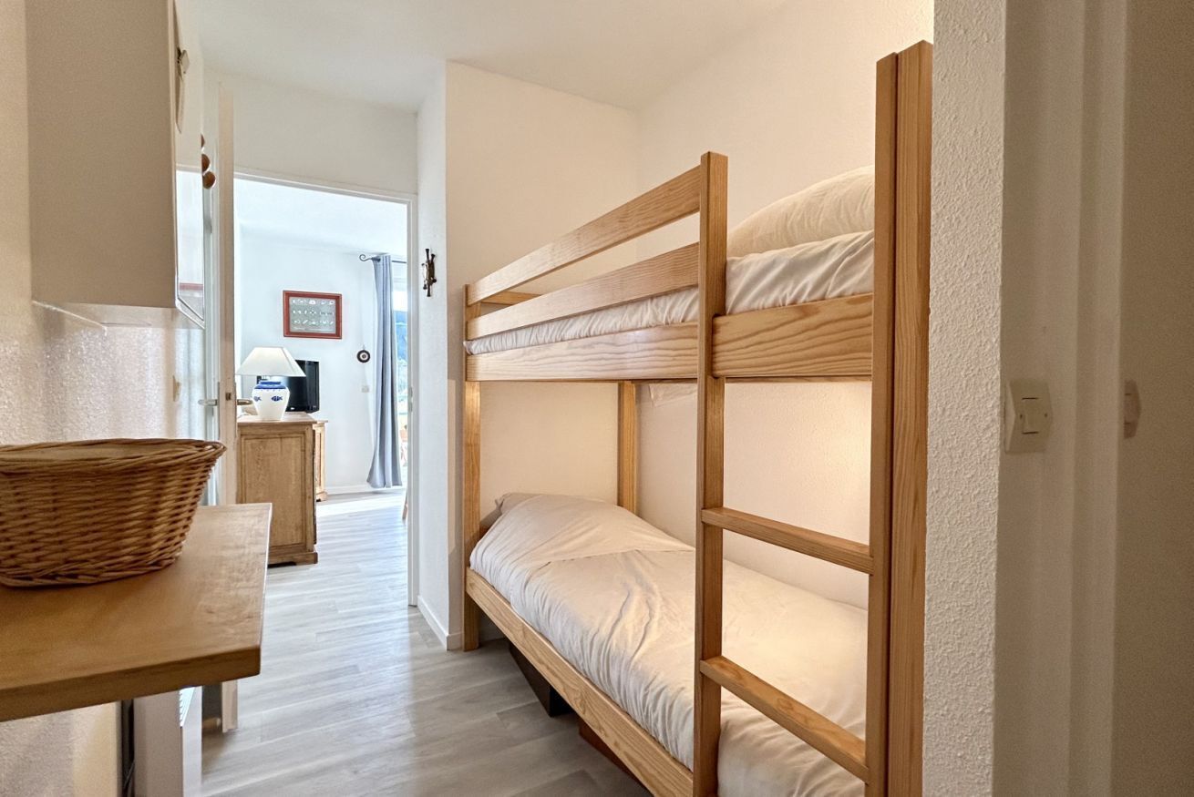 Travel crib, bed sheets