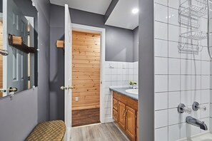 Cottage # 02 | Bathroom | Shower, towels, toilet paper - Dayspring Cottages (Armour)