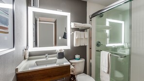 Hydromassage showerhead, hair dryer, towels
