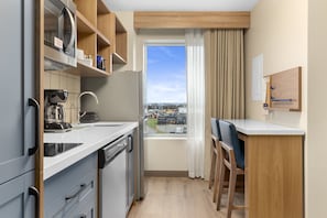 Desk, laptop workspace, free WiFi, bed sheets - Candlewood Suites Collingwood by IHG (Collingwood)