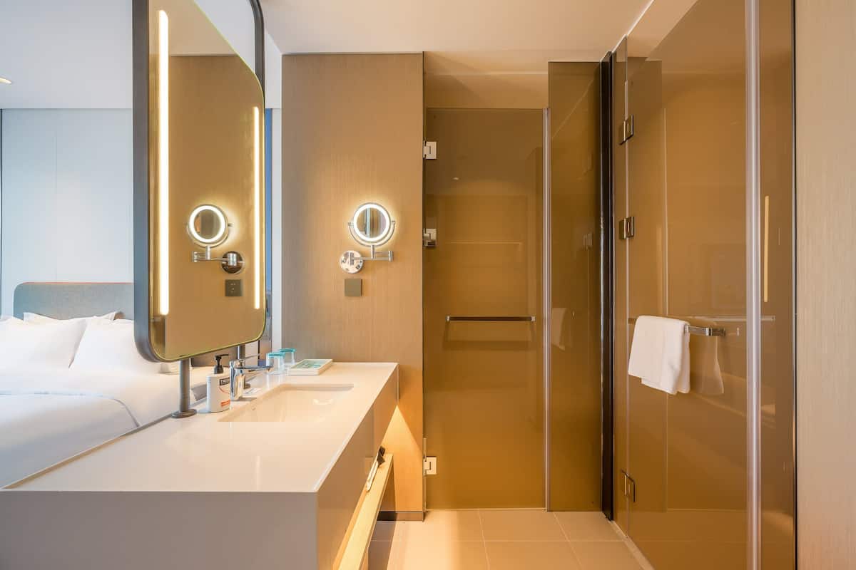 Hydromassage showerhead, eco-friendly toiletries, hair dryer, towels