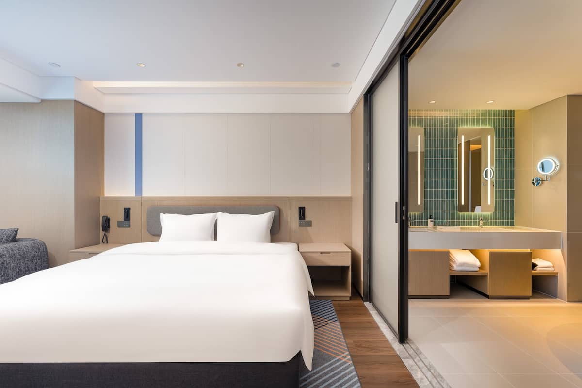 Suite, 1 Bedroom | Down duvets, blackout curtains, soundproofing, free WiFi