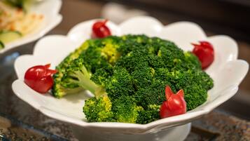 بوفيه فطور مجانًا يوميًا