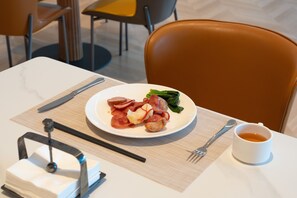 Free daily buffet breakfast - Holiday Inn Express Heze City Center by IHG (Heze)