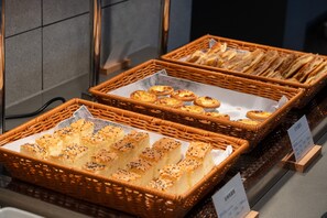 Free daily buffet breakfast - Holiday Inn Express Heze City Center by IHG (Heze)