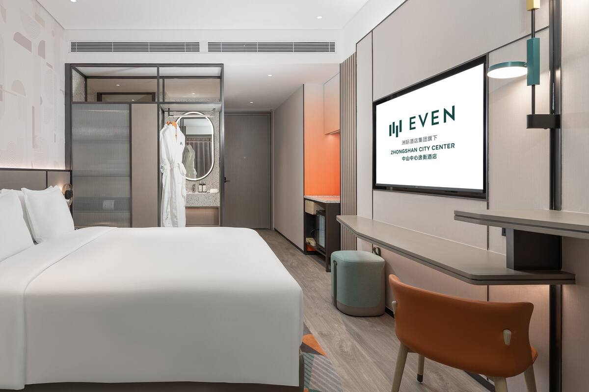 Standard Room, 1 King Bed | Premium bedding, down duvets, in-room safe, desk